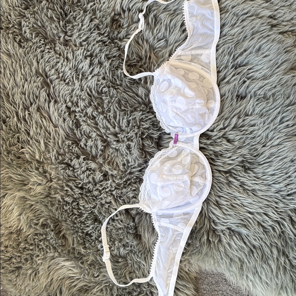 Marks & Spencer White Lace Bra underwired
UK 40C